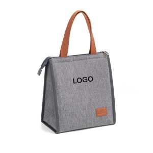 Ensure your refreshing, healthy lunches stay at the perfect temperature in this waterproof and heat-insulating lunch bag.