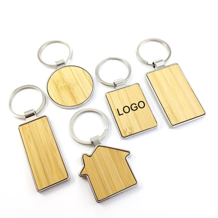 This key ring is a true work of art, with its sophisticated design and meticulously crafted details that make it stand out and capture the eye.